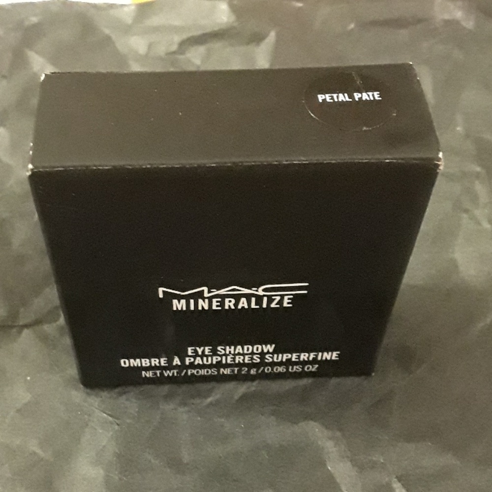 Gorgeous MAC  Mineralize eyeshadow Petal Pate
